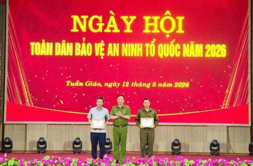 Trao tặng Giấy khen của Công an tỉnh Điện Biên cho tập thể, cá nhân có thành tích trong các hoạt động bảo đảm an ninh, trật tự
