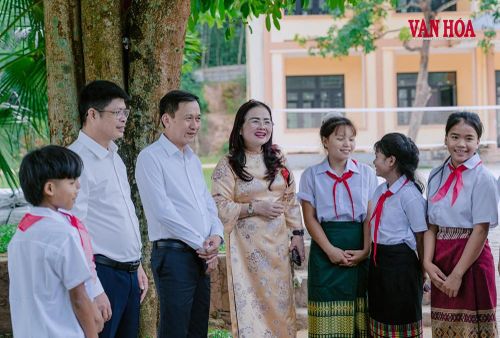 Lãnh đạo Sở GD&ĐT thăm động viên học sinh trường PTDT Nội trú xã Thượng Trạch cuối năm học 2025-2026. (Ảnh tư liệu)