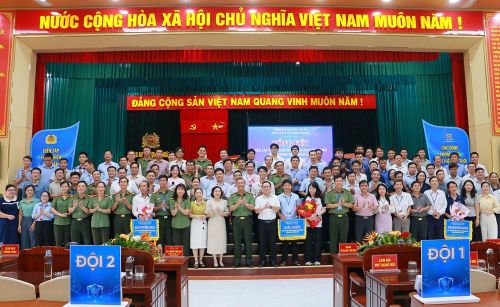 Các đội chụp ảnh lưu niệm tại buổi tổng kết cuộc diễn tập