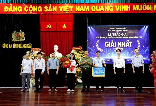 Ban Tổ chức trao giải cho các đội đạt thành tích cao tại cuộc diễn tập an ninh mạng tỉnh Quảng Ngãi năm 2026