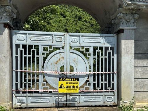 UBND phường Trung Sơn đã căng dây, đặt biển cảnh báo khu vực sạt lở đá nguy hiểm