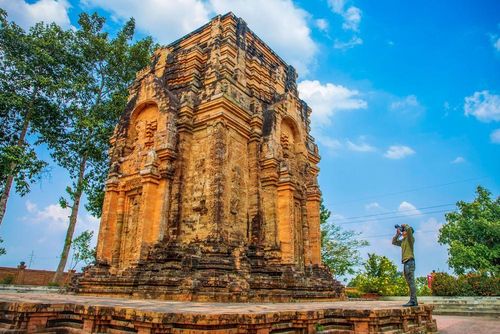 Công trình Tháp Chót Mạt được xây dựng chủ yếu bằng gạch, có hình khối vươn cao, bố cục hài hòa, tạo nên nét kiến trúc độc đáo. Ảnh: Giang Phương/TTXVN