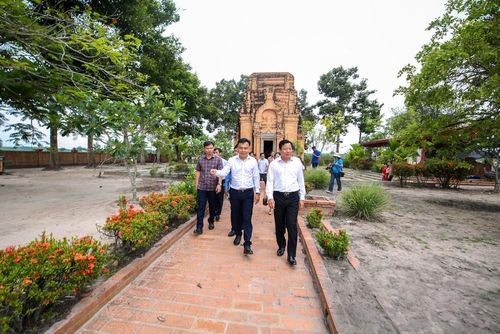 Đoàn công tác tham quan, khảo sát Tháp Chót Mạt, tìm hiểu giá trị lịch sử, văn hóa và tiềm năng phát huy giá trị di tích gắn với phát triển du lịch địa phương. Ảnh: Giang Phương/TTXVN