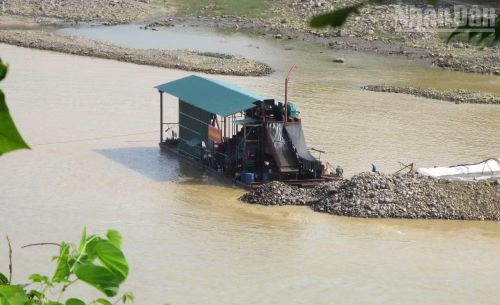 Theo biên bản ghi nhận tại thực địa, hoạt động khai thác cát của Công ty trách nhiệm hữu hạn Tài nguyên và Khoáng sản Thăng Long-Hà Nội không đúng vị trí. (Ảnh: QUỐC TUẤN)