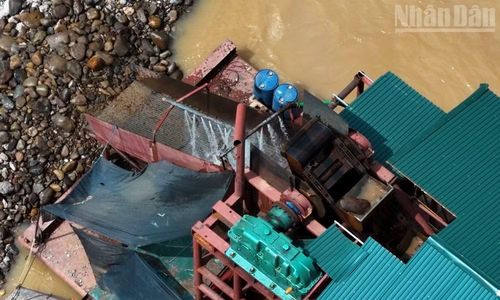 Theo phản ánh của người dân quanh khu vực khai thác cát, hoạt động khai thác cát diễn ra cả ngày và đêm.(Ảnh: QUỐC TUẤN)