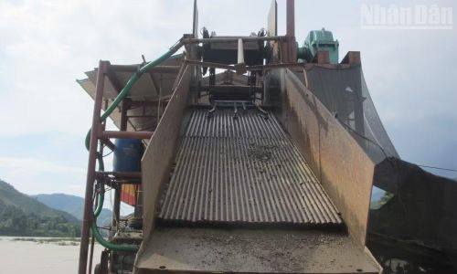 Hệ thống sàng trên chiếc tàu cuốc của Công ty trách nhiệm hữu hạn Tài nguyên và Khoáng sản Thăng Long-Hà Nội. (Ảnh: QUỐC TUẤN)