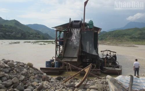 Tại thời điểm kiểm tra, vẫn đang diễn ra hoạt động khai thác khoáng sản của chiếc tàu cuốc và 1 tàu hút cát. (Ảnh: QUỐC TUẤN)