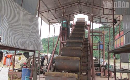 Hàng chục chiếc gầu cỡ lớn trong tàu cuốc tại thời điểm kiểm tra vẫn đang hoạt động. (Ảnh: QUỐC TUẤN)