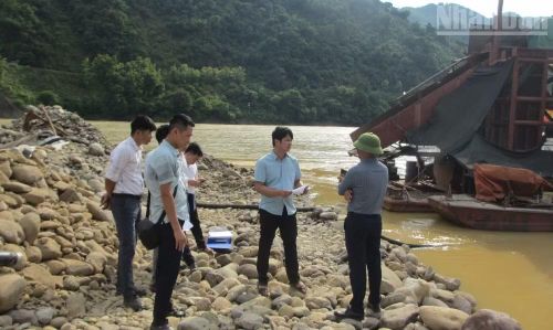 Cán bộ đoàn liên ngành làm việc với người đại diện của Công ty trách nhiệm hữu hạn Tài nguyên và Khoáng sản Thăng Long-Hà Nội. (Ảnh: QUỐC TUẤN)