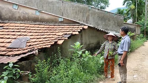 Bà Huỳnh Thị Nghĩa ở khu dân cư tổ 4, thôn Bồng Miêu, xã Phú Ninh luôn thấp thỏm nỗi lo sạt lở.
