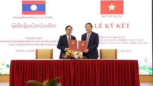Ngày 29/5, tại Hà Nội Bộ trưởng Trần Hồng Minh và Bộ trưởng Leklay Sivilay ký kết Biên bản làm việc giữa Bộ Xây dựng Việt Nam và Bộ Công chính và vận tải Lào. (Ảnh: Cổng thông tin Bộ Xây dựng)