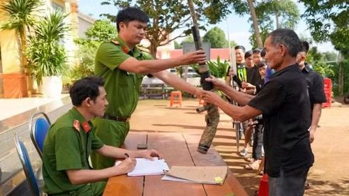 Người dân xã Ia Nan tự nguyện giao nộp vũ khí tự chế, vật liệu nổ tại trụ sở Công an xã. (Ảnh: Công an tỉnh Gia Lai)