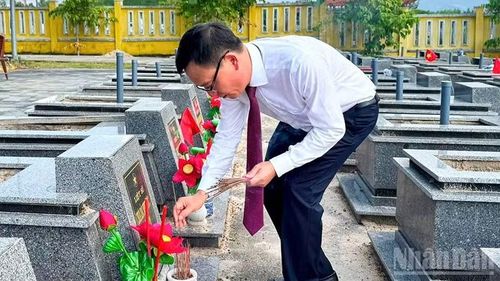 Bí thư Đảng ủy phường Điện Bàn Bắc Nguyễn Mạnh Hùng dâng hương, dâng hoa tại Nghĩa trang liệt sĩ xã Điện Tiến (cũ).
