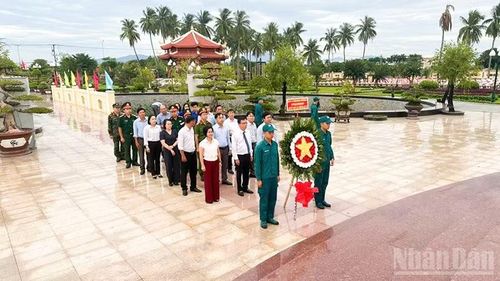 Phường Điện Bàn Bắc dâng hương, dâng hoa tại Nghĩa trang liệt sĩ thị xã Điện Bàn (cũ).