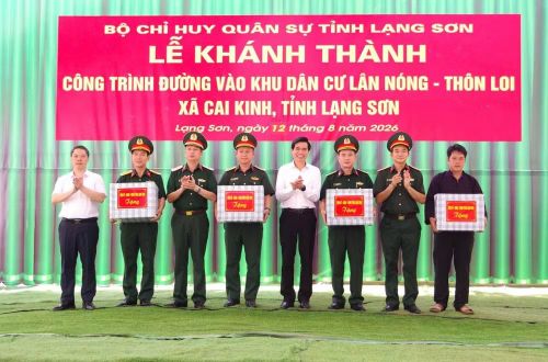 Lãnh đạo Quân khu 1; Tỉnh ủy, Ủy ban nhân dân và Bộ Chỉ huy quân sự tỉnh Lạng Sơn tặng quà cho các đơn vị trực tiếp thi công con đường vào khu dân cư Lân Nóng. (Ảnh: Dương Nguyên)