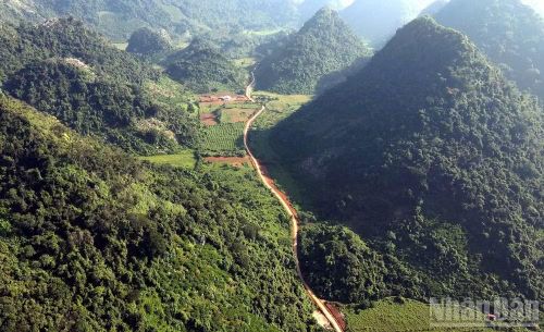 Con đường vào khu dân cư Lân Nóng. (Ảnh: Dương Nguyên)