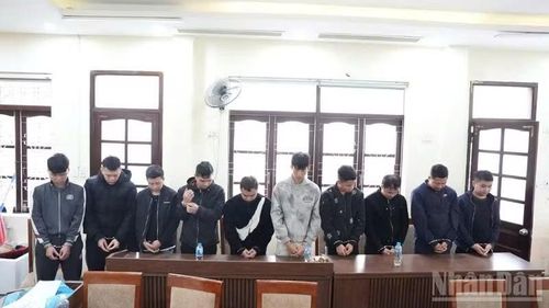 Các đối tượng trong đường dây tội phạm công nghệ cao bị lực lượng công an Quảng Ninh bắt giữ. (Ảnh: Quốc Xã)