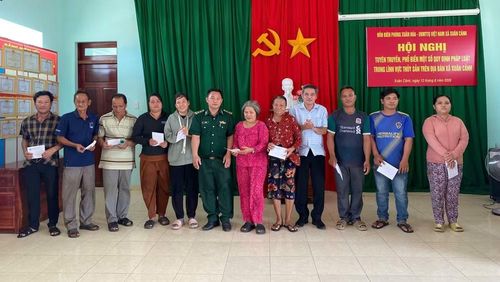 Đại diện Đồn Biên phòng Xuân Hòa và chính quyền địa phương trao quà hỗ trợ các hộ ngư dân có hoàn cảnh khó khăn. (Ảnh: Ngũ Tố)