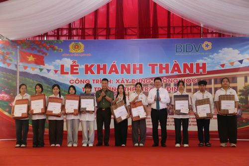 Lãnh đạo Công an tỉnh Lạng Sơn và lãnh đạo Ngân hàng BIDV trao các phần quà cho học sinh có hoàn cảnh khó khăn. (Ảnh: Hoàng Tùng)