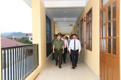 Các đại biểu kiểm tra công trình. (Ảnh: Hoàng Tùng)