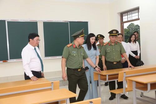 Các đại biểu kiểm tra trang thiết bị tại các phòng học. (Ảnh: Hoàng Tùng)