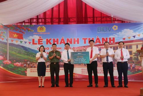Đại diện Ngân hàng BIDV trao tài trợ cho lãnh đạo xã Thất Khê. (Ảnh: Hoàng Tùng)