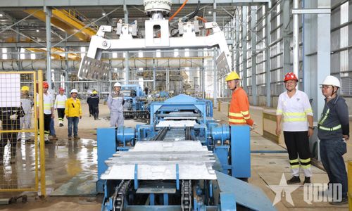  Mẻ nhôm thỏi đầu tiên được sản xuất tại Nhà máy Điện phân nhôm Đắk Nông.  