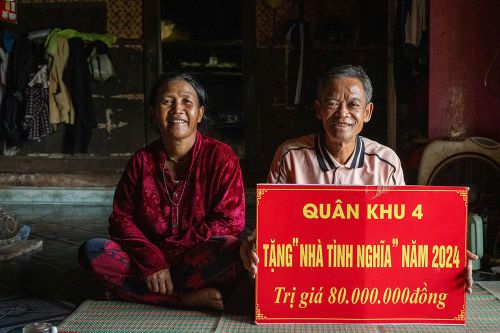 Căn nhà tình nghĩa do Quân khu 4 hỗ trợ, cùng sự giúp đỡ của Đoàn Kinh tế - Quốc phòng 92, là nơi gia đình ông Đoàn Văn Hiền sinh sống ở xã A Lưới 4, TP Huế; các khoản hỗ trợ hằng tháng giúp gia đình phần nào ổn định cuộc sống.