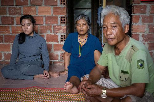 Ông Hồ Giang Ngân, ở xã A Lưới 4, TP Huế, có 13 người con nhưng 10 người đã qua đời, 3 người còn lại đều mang di chứng, thường xuyên đau ốm.