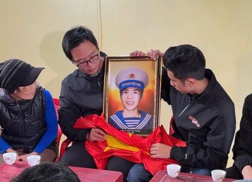 Anh Lê Văn Phúc (thứ hai, từ trái sang) trong một lần đi trao tặng chân dung liệt sĩ. Ảnh do nhân vật cung cấp