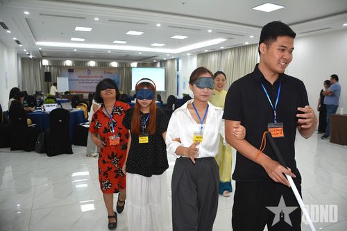 Trải nghiệm người khiếm thị tại hội nghị. 