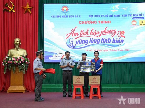 Đại diện đơn vị đồng hành trao máy tính tặng Chi đội Kiểm ngư số 2. 