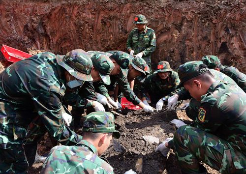 Lực lượng chức năng tìm kiếm, quy tập hài cốt liệt sĩ tại Công viên Lê Thị Riêng.