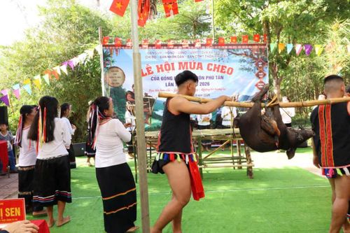 Dâng cúng lễ vật cho trời đất, sông núi, tổ tiên.