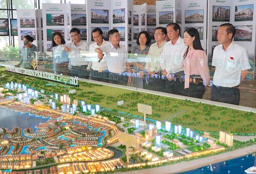  Các đại biểu tại buổi thăm quan sa bàn Vinhomes Green Paradise Cần Giờ. QUANG HUY 