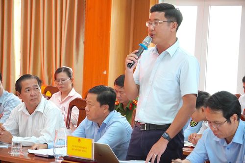  Phó Chủ tịch UBND xã An Thới Đông Nguyễn Minh Kha báo cáo tại buổi giám sát. QUANG HUY 
