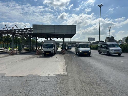  Các phương tiện lưu thông thuận lợi qua khu vực tháo dỡ trạm thu phí cầu Đồng Nai. Ảnh: XUÂN TRUNG 