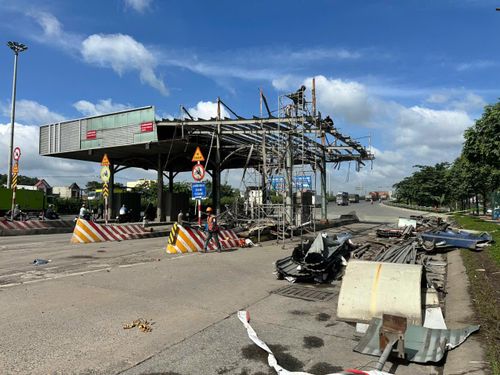  Tháo dở kết cấu mái trạm thu phí T3 cầu Đồng Nai. Ảnh: XUÂN TRUNG 