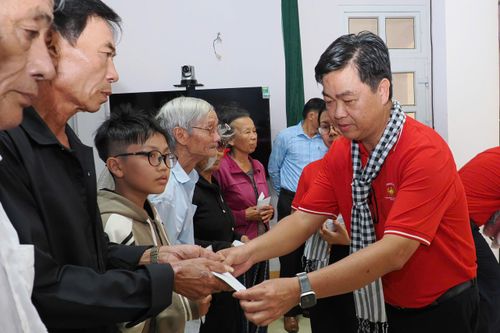  Đồng chí Lê Văn Minh trao quà tại chương trình. Ảnh: HOÀNG HÙNG 