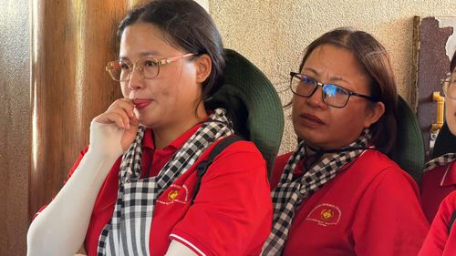  Nhiều đại biểu xúc động khi nghe những câu chuyện về các liệt sĩ hy sinh tại Thành cổ Quảng Trị. Ảnh: HOÀNG HÙNG 