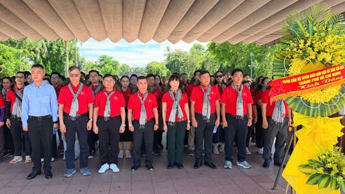  Đoàn đại biểu dâng hoa tưởng niệm các Anh hùng liệt sĩ. Ảnh: HOÀNG HÙNG 