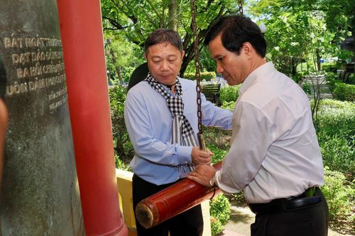  Trưởng Ban Tuyên giáo và Dân vận Thành ủy TPHCM Dương Anh Đức và Phó Trưởng Ban Thường trực Ban Tuyên giáo và Dân vận Tỉnh ủy Quảng Trị Đặng Đại Tình thỉnh 9 tiếng chuông kính cáo trước anh linh các Anh hùng liệt sĩ. Ảnh: HOÀNG HÙNG 
