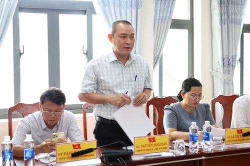  Chủ tịch UBND xã Thanh An báo cáo với đoàn công tác 