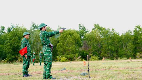 Cán bộ, chiến sĩ tham gia các nội dung kiểm tra bắn đạn thật 