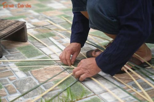 Ông Hoàng Văn Nâng tỉ mỉ chỉ dạy du khách từng nốt đan lát mây tre truyền thống.