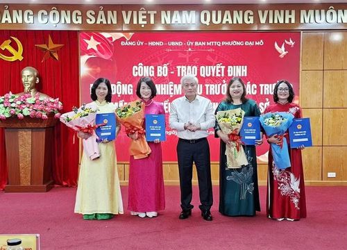 Lãnh đạo phường Đại Mỗ trao quyết định về nhân sự cho các trường trên địa bàn sau sắp xếp.