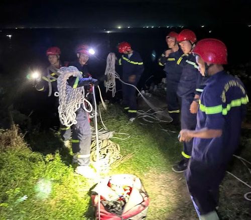 Lực lượng cứu hộ triển khai phương án đưa nạn nhân gặp nạn lên bờ. Ảnh: Công an cung cấp