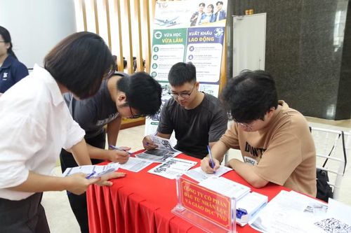 Sinh viên đăng ký tuyển dụng ngay tại ngày hội. Ảnh: Đinh Chiến