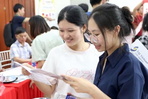Sinh viên Trường đại học Thái Bình tìm hiểu thông tin việc làm tại ngày hội tư vấn. Ảnh: Đinh Chiến