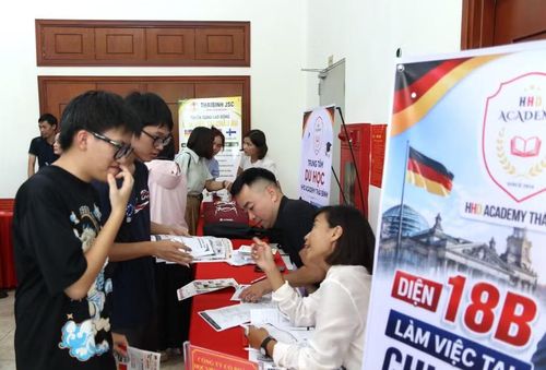 Các nhà tuyển dụng trực tiếp tư vấn cho sinh viên. Ảnh: Đinh Chiến